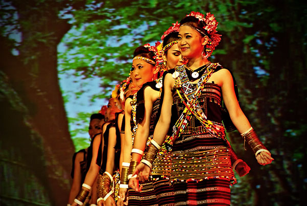 Rungus ladies doing the Mongingol Sumundai.